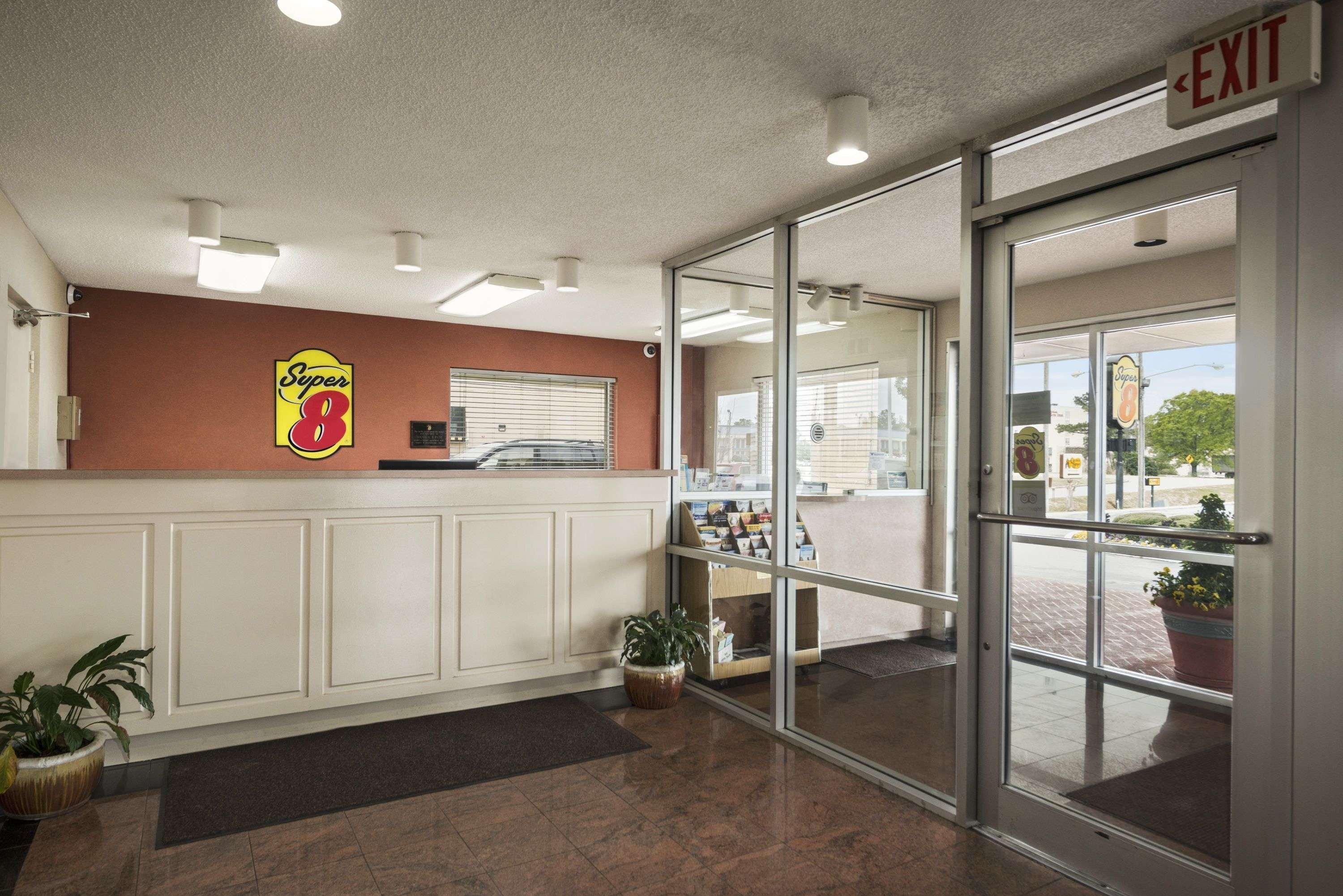 梅里迪恩温德姆速8酒店 外观 照片